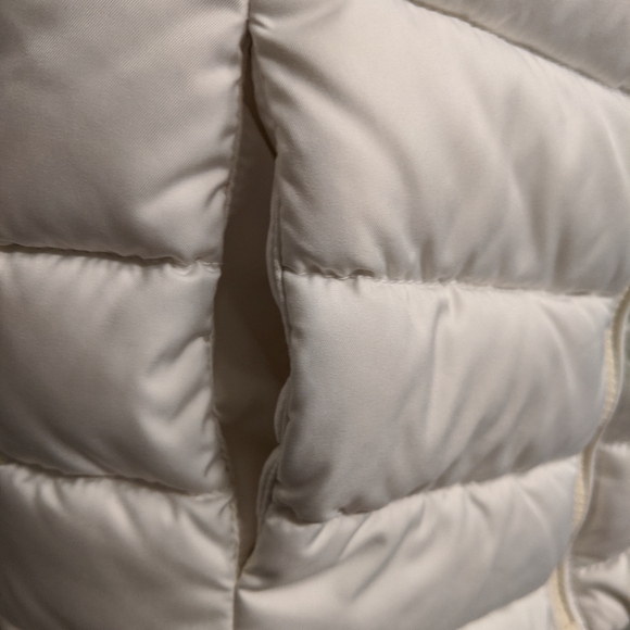 Like new Women's Tommy Hilfiger white zip up puffer vest - size x-small - Picture 2 of 5